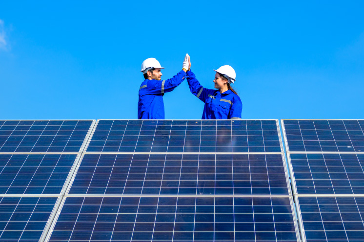 Equipe après Installation d'un panneau solaire à Nîmes