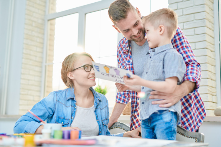 Famille dans une maison avec Pompe à chaleur bien installé