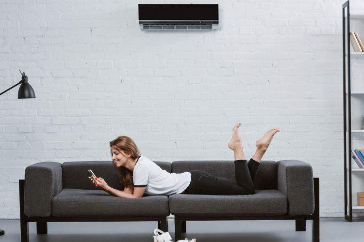 Femme avec un climatiseur
